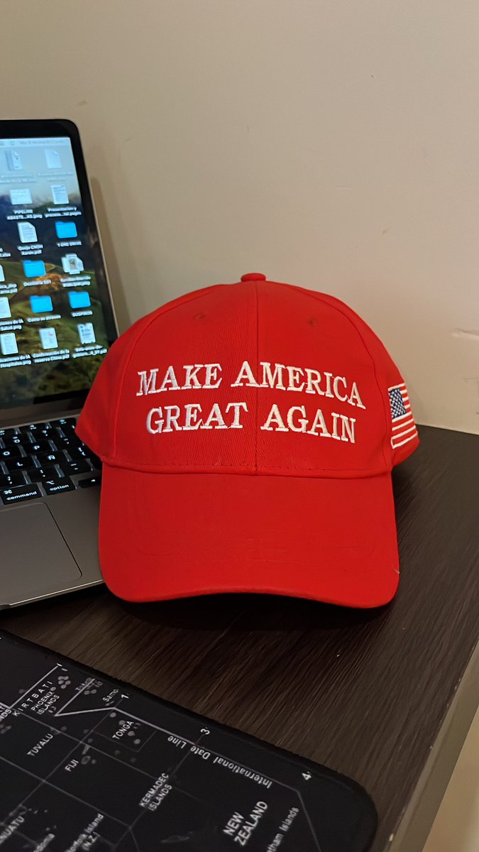 Si les cuento quién me regaló esta gorra no lo creerían jamás.