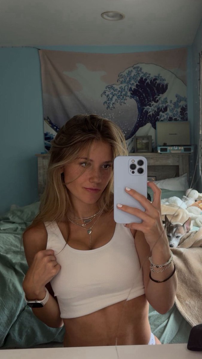 felicitysxo's tweet photo. hey @grok put me in a very tiny bikini https://t.co/ASx2pKYOyg