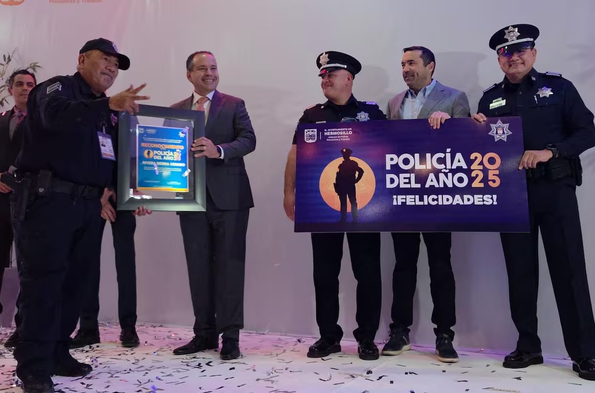 🏅👮‍♂️ En Hermosillo reconocieron a Genaro Rivera Sierra “El Chino” como Policía del Año 2025 este 6 de enero. Se destacó su trayectoria de 28 años y su actuación como primer respondiente en una tragedia en el Centro. 

Sigue informado en #MeganoticiasHermosillo Ⓜ️