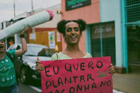 afroboneca's tweet photo. “Socialismo da Putaria” é inspirada nesse momento da minha vida onde me encontrei na militância e tive essa fase super engajada, participei de ocupações, movimento estudantil, passeatas e etc, foi mt importante. O resultado vcs veem quinta-feira às 21h em todas as plataformas ⚖️ https://t.co/O0lWnpmd65