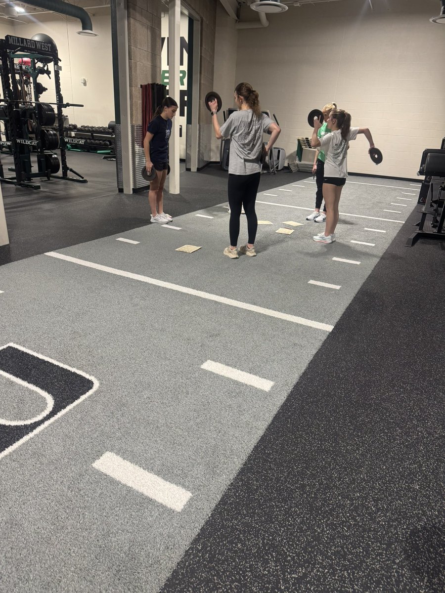 MWestGirlsTrack's tweet image. It begins. #WildcatPower