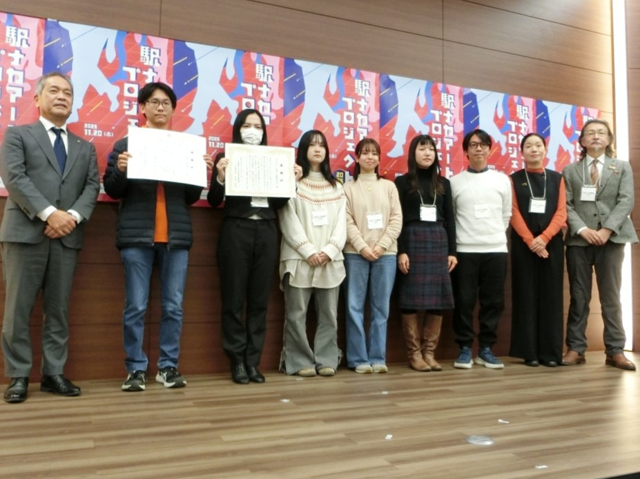 「駅ナカアートプロジェクト」の一環で、本学学生が創作した作品が京都市営地下鉄烏丸線・松ヶ崎駅及び烏丸御池駅に展示されています。

詳細は下記URLからご覧ください。　
kit.ac.jp/2026/01/news26…