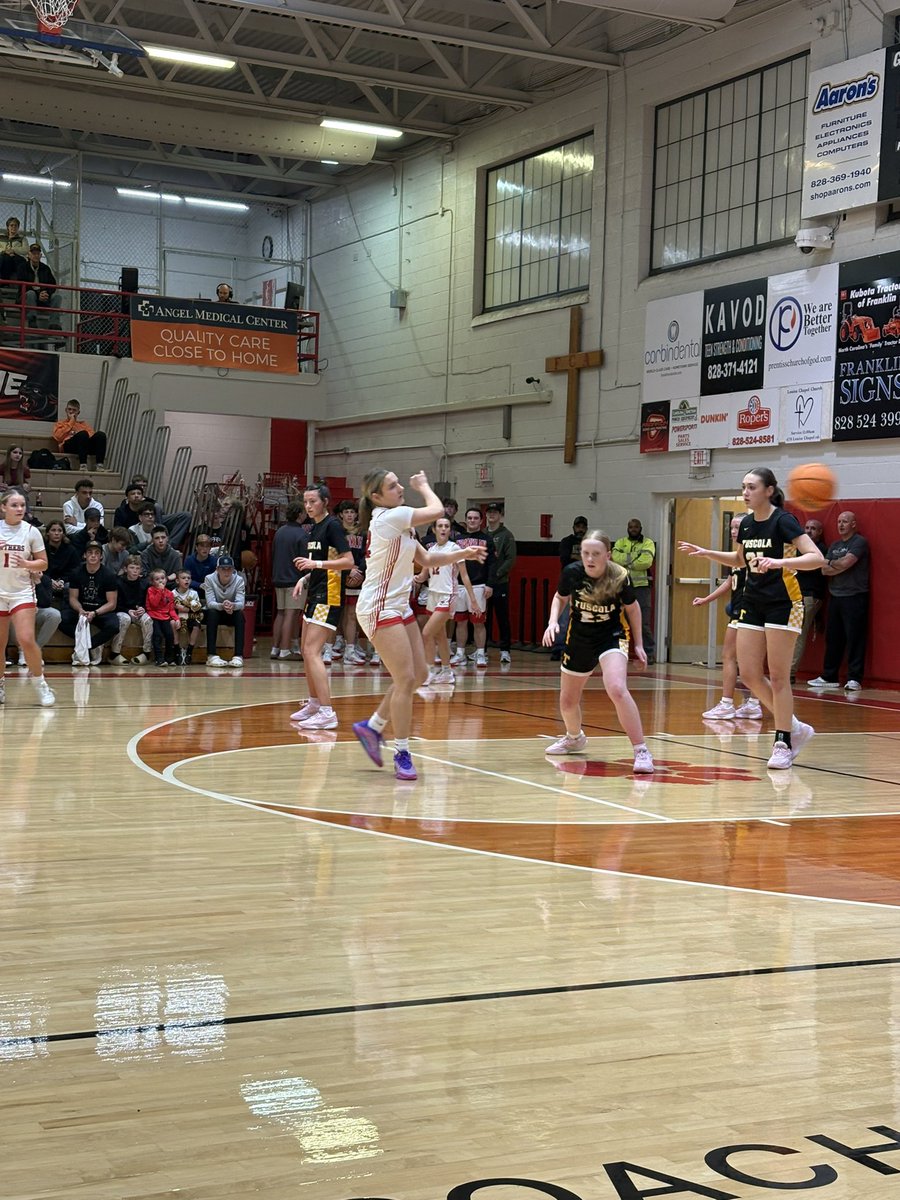 FHSLadyHoops1's tweet photo. Lady Panthers get the conference win against Tuscola, 50-22. R, Greene 13pts-2reb, @BristolB10 12pts-3reb, F.Moffitt 8pts-7reb. @Chris_Womack @acthshuddle @rankingsreport @FHS_Panthers @HighSchoolOT @tylernc1 @WLOS_13 https://t.co/iMwdrTIsU0