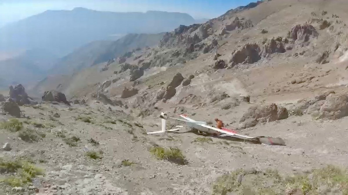 FACh_Chile's tweet photo. Exitoso rescate aéreo en la cordillera

Tras una alerta SAR, tripulación de helicóptero MH-60M #BlackHawk y Comandos PARASAR #FACH rescataron con vida a un piloto de planeador accidentado a más de 3.000 msnm, en el sector del Cordón de Los Españoles, al noroeste de Santiago. https://t.co/VevOJGjTUq