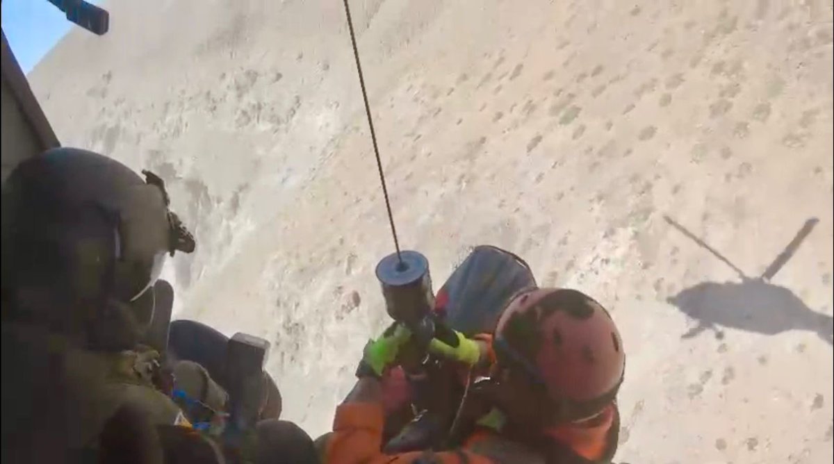 FACh_Chile's tweet photo. Exitoso rescate aéreo en la cordillera

Tras una alerta SAR, tripulación de helicóptero MH-60M #BlackHawk y Comandos PARASAR #FACH rescataron con vida a un piloto de planeador accidentado a más de 3.000 msnm, en el sector del Cordón de Los Españoles, al noroeste de Santiago. https://t.co/VevOJGjTUq