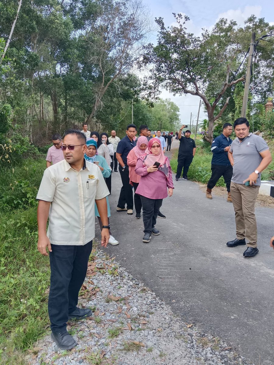 JKRMarang's tweet photo. JKR Marang dengan diketuai Pihak Caw. Jalan, JKR Ibu Pejabat telah mengadakan taklimat tender dan lawatan tapak bagi Projek Membina Jalan Baharu Dari Kg. Bukit Khor ke Medan Jaya, Daerah Marang, Terengganu pada 5 Januari 20
#IamJKR 
#jkrmalaysia
#KitaJKR 
#JKRsynergy https://t.co/rfxYj7p28o