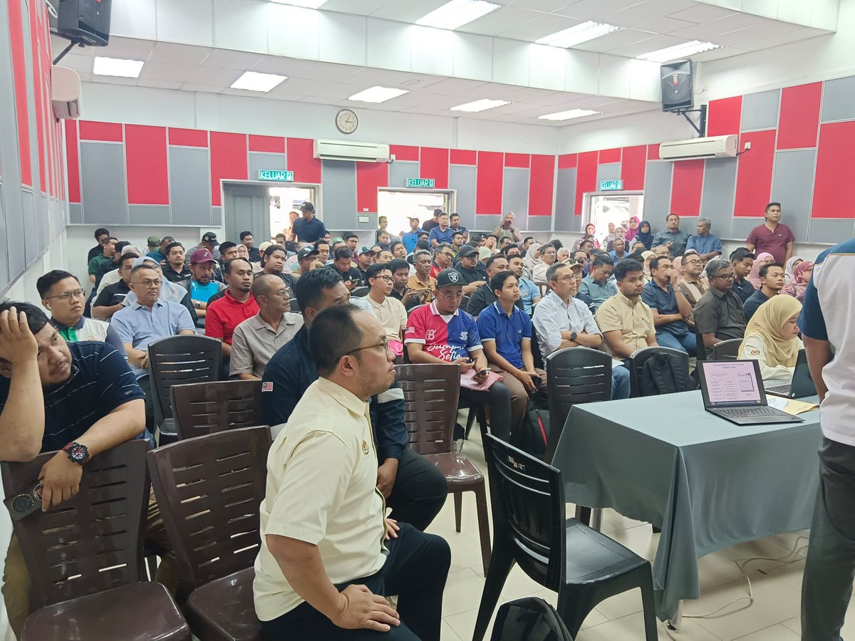 JKRMarang's tweet photo. JKR Marang dengan diketuai Pihak Caw. Jalan, JKR Ibu Pejabat telah mengadakan taklimat tender dan lawatan tapak bagi Projek Membina Jalan Baharu Dari Kg. Bukit Khor ke Medan Jaya, Daerah Marang, Terengganu pada 5 Januari 20
#IamJKR 
#jkrmalaysia
#KitaJKR 
#JKRsynergy https://t.co/rfxYj7p28o
