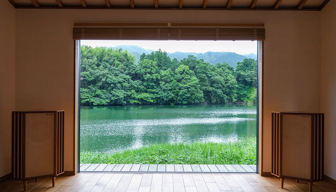 高知にある「湖畔遊」って宿 緑に包まれた大人の隠れ家のような空間、レイクビューを堪能できて温泉露天風呂付きなのは魅力的すぎる