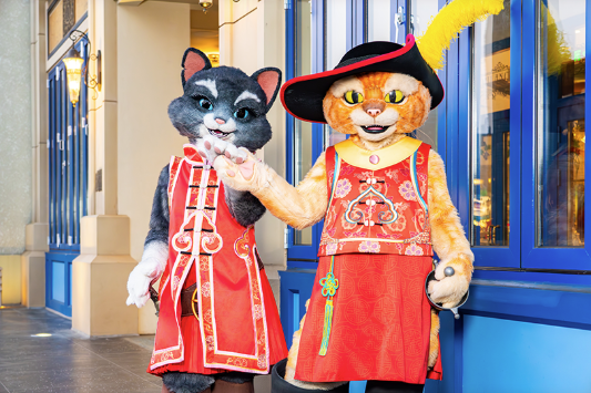ChinaDaily's tweet image. #Universal #Beijing Resort said it will launch its seasonal "Universal's Chinese New Year" event from Jan 23 to March 3, expanding holiday-themed entertainment, decor and merchandise across the park, hotels and CityWalk as it targets strong Chinese #NewYear traffic.