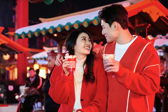 ChinaDaily's tweet image. #Universal #Beijing Resort said it will launch its seasonal "Universal's Chinese New Year" event from Jan 23 to March 3, expanding holiday-themed entertainment, decor and merchandise across the park, hotels and CityWalk as it targets strong Chinese #NewYear traffic.