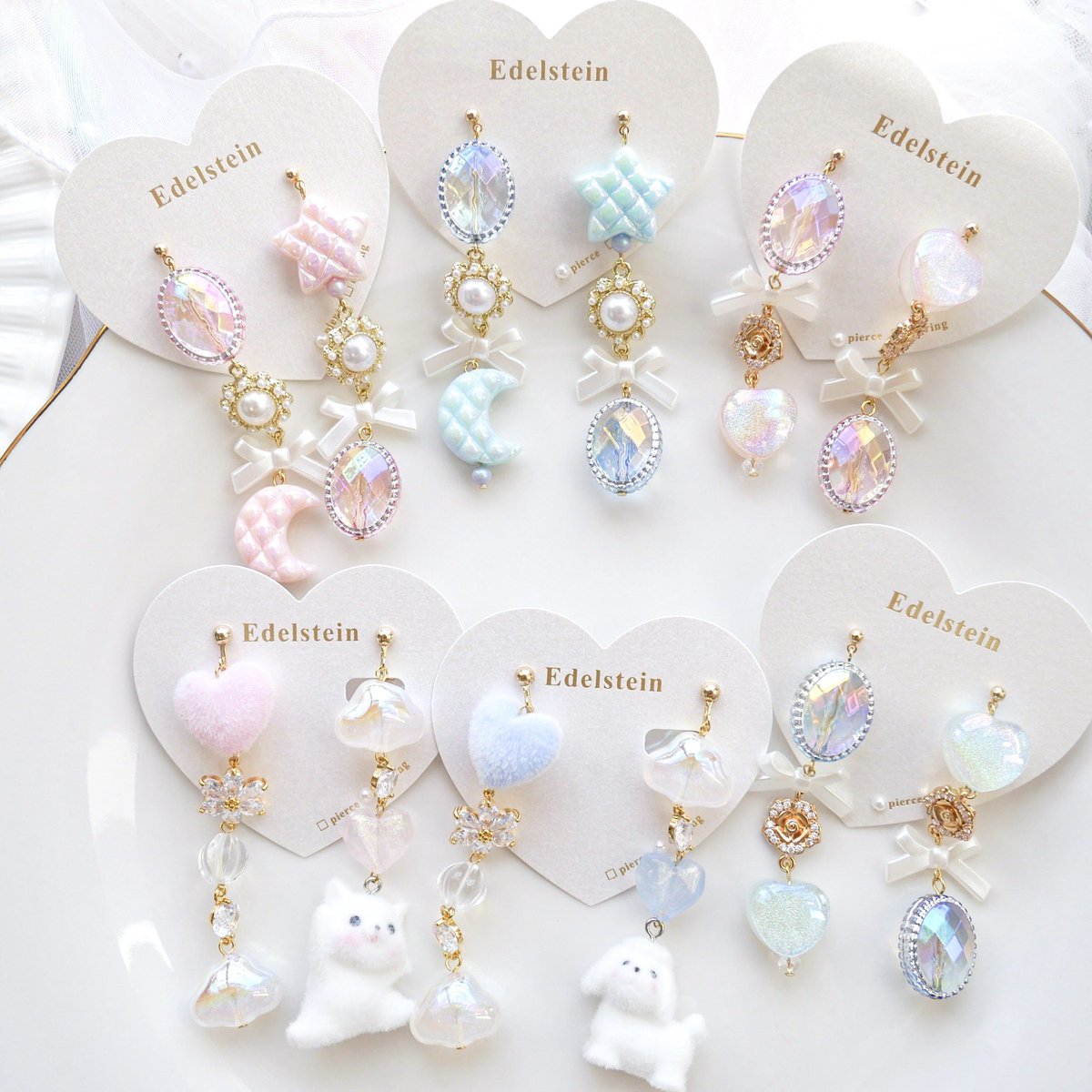 Kawaii__Stars's tweet photo. Kawaii☆Stars SHOP❣️
✨🎍新春大集合スペシャル🌅✨

2部〈1/8〜1/14〉
出展クリエイターさまご紹介します♡

Edelsteinさま

甘いカラーに女の子の大好きを
ギュッと集めた心ときめくアクセサリー💝

ハートにいちご🍓お花やリボン🎀
ふわふわcuteなフロッキーハートやアニマルがとってもcute🩷✨

キラキラな煌めきにはジルコニアを使用したアイテムも💖

身につけたあなたをふんわりかわいい♡女の子に…💞