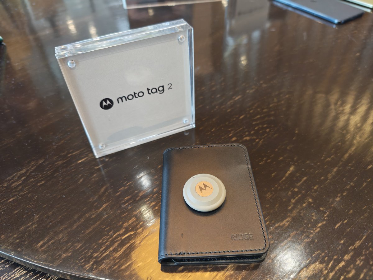 The cat is out, new <a href="/MotorolaUS/">motorolaus</a> Signature under @snapdragon 8 Gen 5, new watch partnered with Pulsar, Pen, Tag and Sound too
The 4x 50Mp system thanks to Sony is 😍
#Snapdragon and #Motorola did a great, great, great job with this Signature 👀