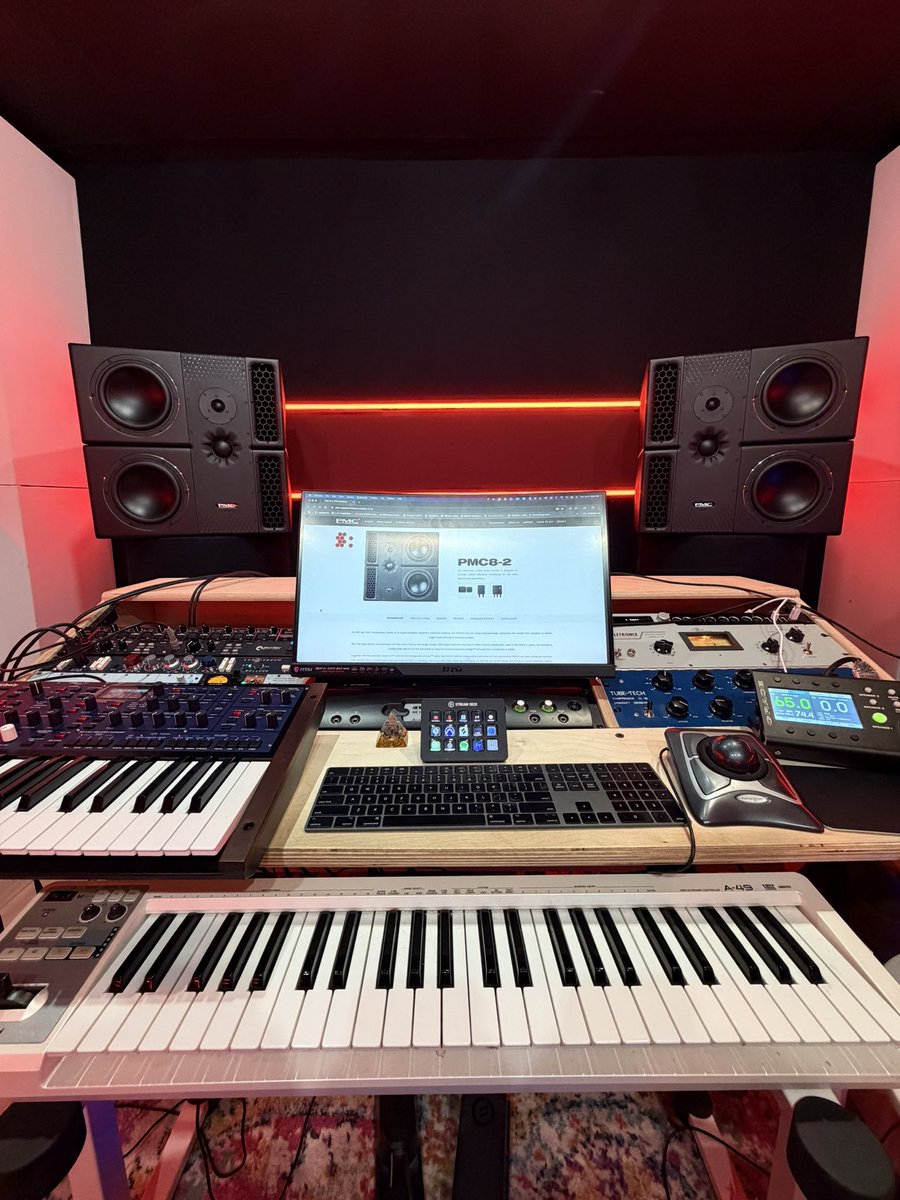 GRP_beatz's tweet photo. スタジオのモニターをATC 45からPMC8-2に変えました!
僕のATCとPMCを並べて試聴した瞬間に即決めました!笑
ほんとに変えてよかった!
PMCのテックも来てくれてチューニングもちゃんとしてくれました。
感謝🙏
#PMC8-2 https://t.co/lP9AFXlsty