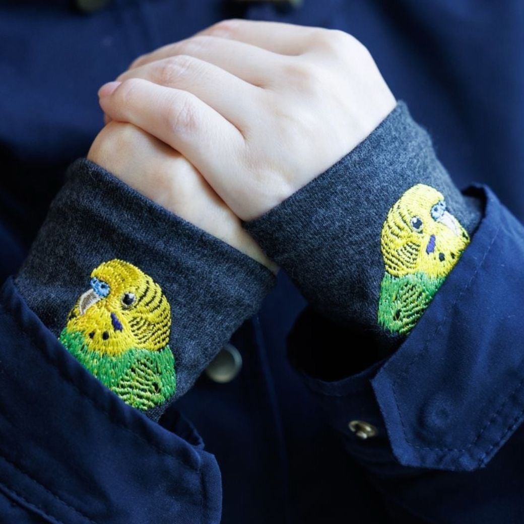 hac_tebukuro's tweet photo. 鳥好きの皆さま、大変お待たせいたしました…！🦜

新作「セキセイインコ」のリストマフラーが仲間入り。鮮やかなイエロー×グリーンの刺しゅうが冬のコーデをパッと明るくしてくれます。

職人渾身の「かわいい」を超えた洗練された一羽。自分へのご褒美やギフトにも。

#セキセイインコ #鳥好き #佩 #江本手袋

https://t.co/UmBE7Cgfl3