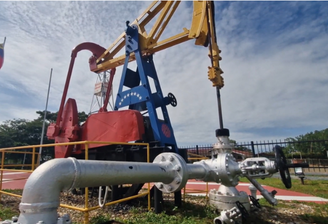 當地時間1月6日，美國總統特朗普宣布，委內瑞拉臨時政府將向美國移交3000萬至5000萬桶石油。這些石油將按市場價格出售，而所得資金將由特朗普進行監管，以確保這些資金用於「造福委內瑞拉人民和美國人民」。