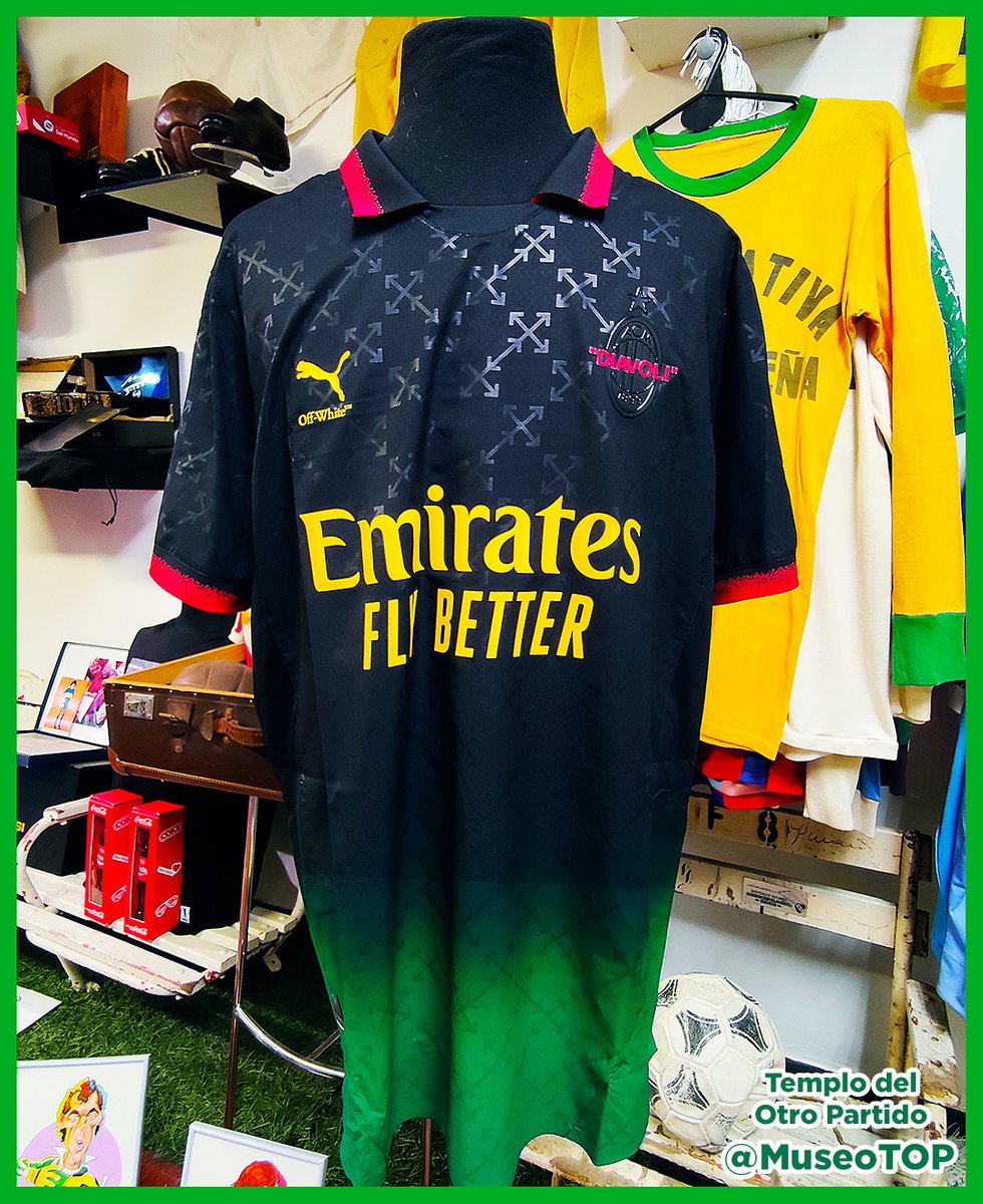 MuseoTOP's tweet image. 06-01-2026. Moda y Fútbol: La camiseta AC Milan x Off-White "Dreamland" (2025) brilla en el TOP, el Museo de Marketing Deportivo de Claudio Destéfano. Historia completa en Instagram 👉 @museoTOP. Contenido: @mlopezarce #ACMilan #OffWhite #Puma #MuseoTOP