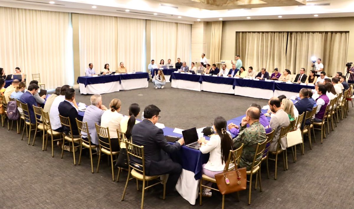AgriculturaEc's tweet photo. #Manabí | Participamos en la Mesa Territorial liderada por @MinGobiernoEc , donde dialogamos sobre los objetivos del Gobierno Nacional para fortalecer el sector productivo:
🌱 Impulsar la producción y la economía rural
💳 Entrega de créditos 7x7 para más oportunidades
🚜 Mecanización agrícola
🎓 Capacitaciones para productores
📄 Entrega de títulos de tierra
🧪 Fertilizantes
🐄 Paquetes tecnológicos pecuarios

#ElNuevoEcuador sigue trabajando por un campo más fuerte y productivo.