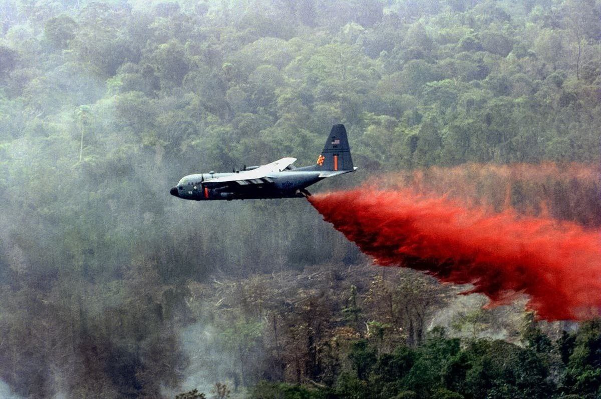 soupalestina's tweet image. 🇺🇸🚀🇻🇳 Durante dez anos, caiu sobre o Vietnam uma “chuva química”, cujas consequências o povo vietnamita sente até hoje.

Era o auge da Guerra do Vietnam. Aviões e helicópteros dos Estados Unidos sobrevoavam o país, pulverizando uma substância química tóxica chamada “Agente…
