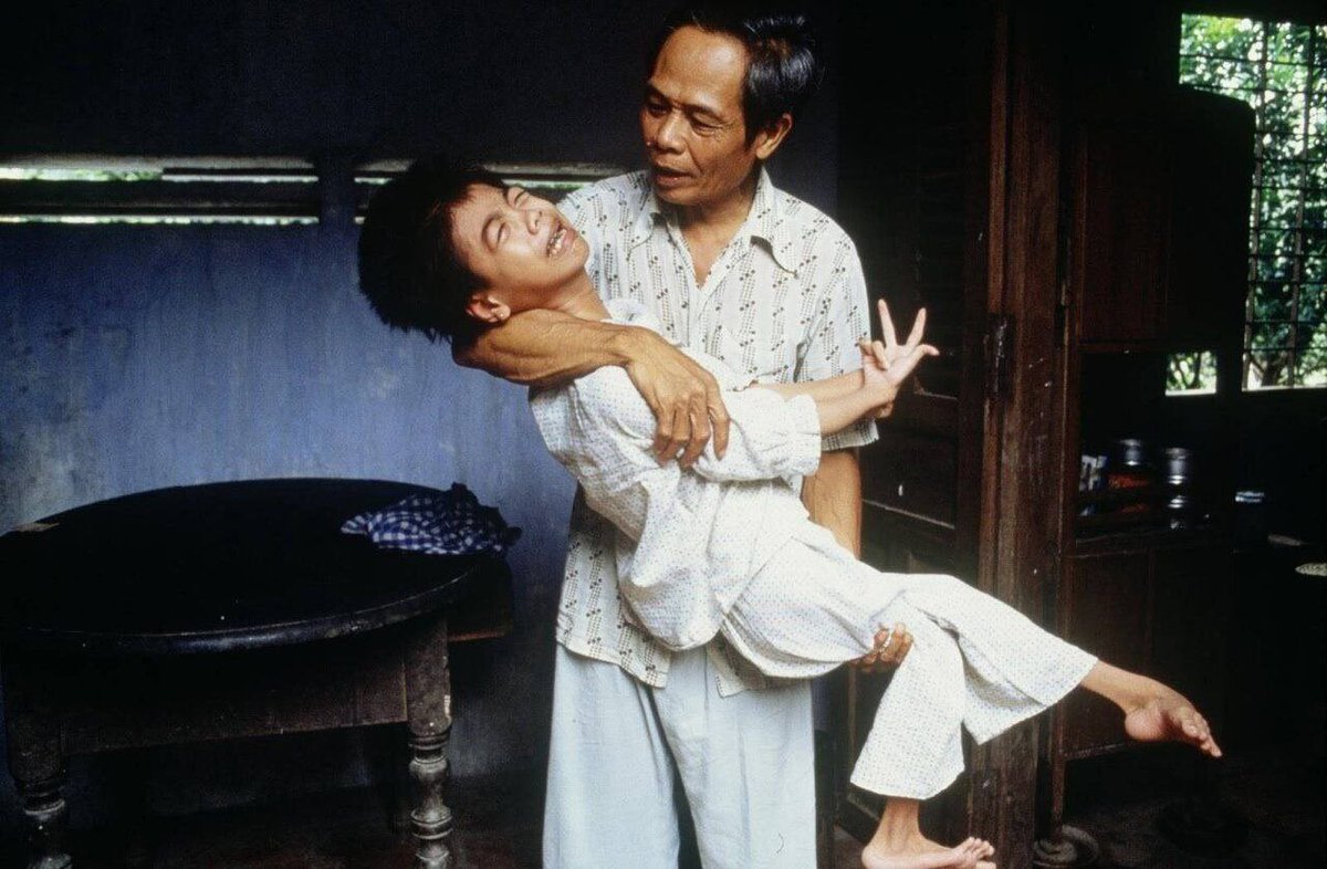 soupalestina's tweet image. 🇺🇸🚀🇻🇳 Durante dez anos, caiu sobre o Vietnam uma “chuva química”, cujas consequências o povo vietnamita sente até hoje.

Era o auge da Guerra do Vietnam. Aviões e helicópteros dos Estados Unidos sobrevoavam o país, pulverizando uma substância química tóxica chamada “Agente…