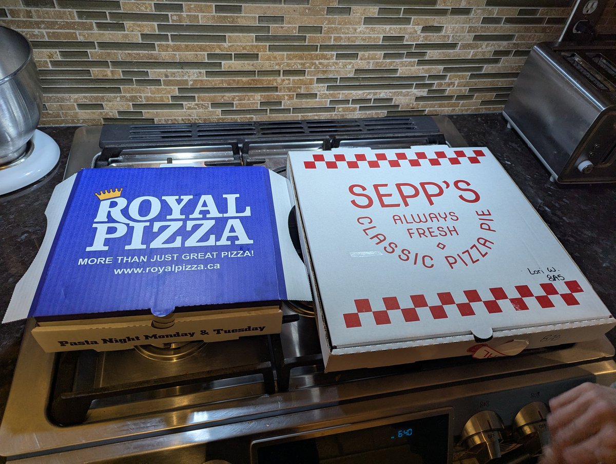 ChopSpider's tweet photo. @RoyalPizza , what happened to the Royal Pizza medium pizza? It shrunk big time.  Compare to a Sepps medium. https://t.co/SobJcFhiVO
