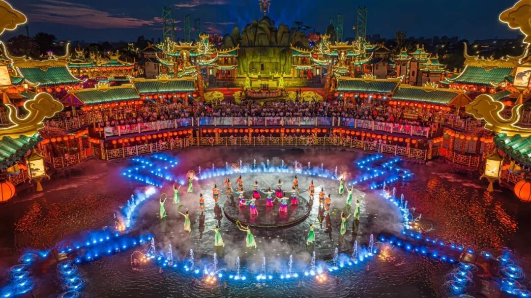 在被许多年轻人称为“中国版迪士尼、旅游界胖东来”的万岁山武侠城，日前开放的江湖狂欢艺术区宛如银丝绣成的立体画卷，迅速成为新晋“网红打卡地”。