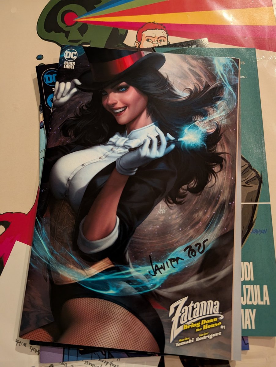 TheLibraryGamer's tweet image. A green martian from The Green Room! Stoked with these Absolute Martian Manhunter prints, and really impressed by their care with the signed blind bags.