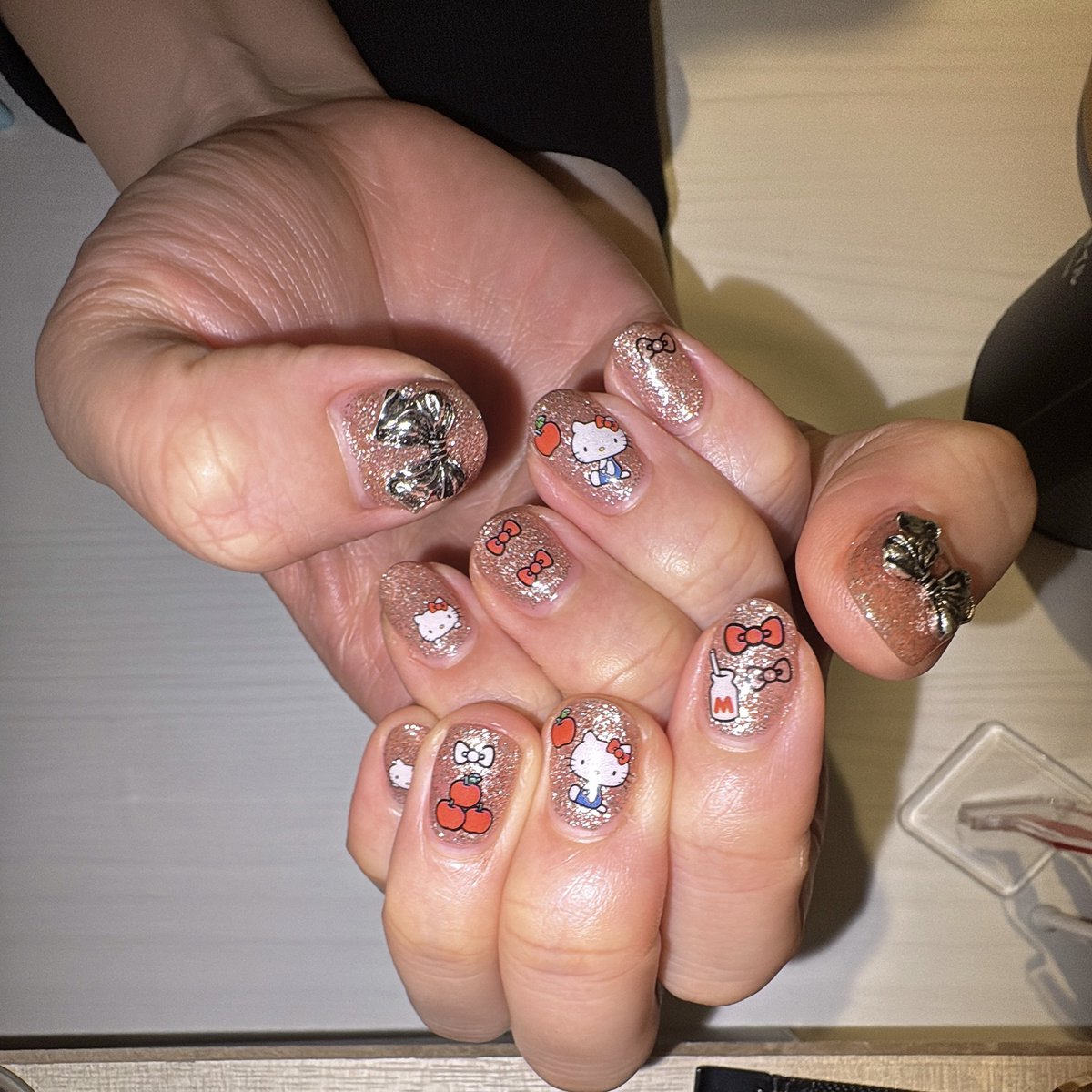 2026最初のネイルはダイソーのキティちゃんシール🎀