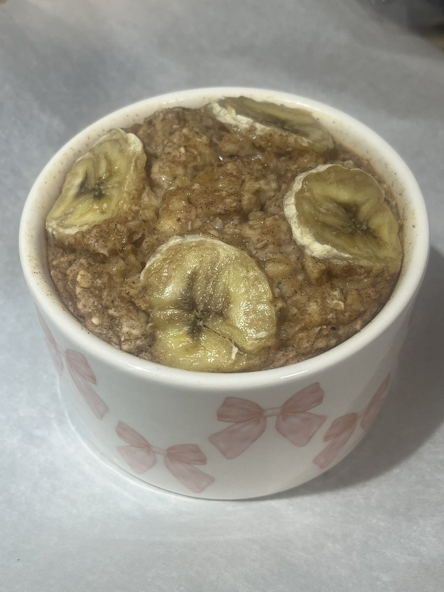 llaur4e's tweet image. 184 cal banana baked oats ♥️