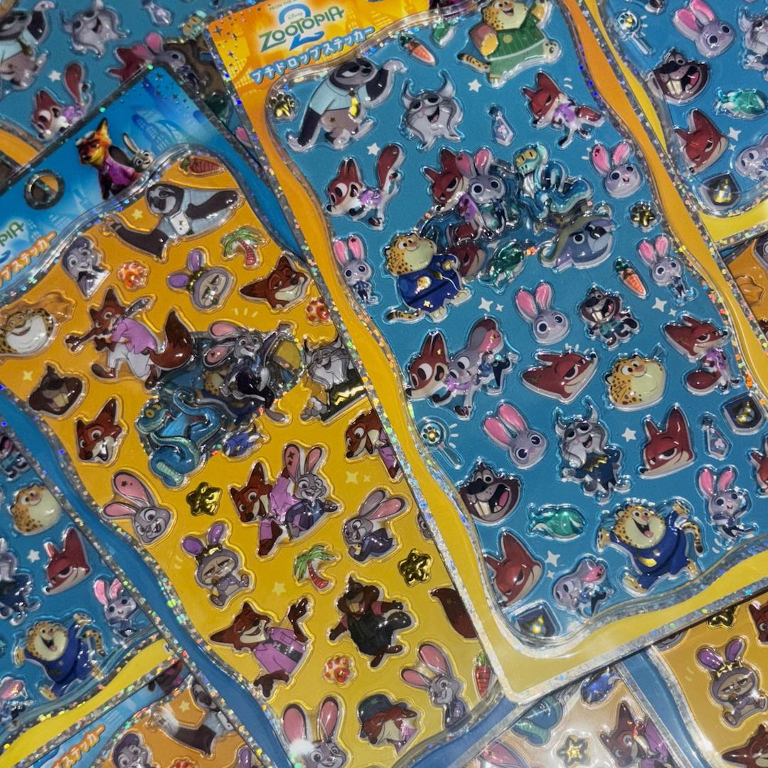 innclive's tweet image. 【新商品入荷情報】

カミオジャパンより、絶賛映画上映中「ズートピア2」のぷっくり立体的なプチドロップシールが入荷しました！！

絵柄違いで2種類登場😆💖

各種400枚ご用意して、本日1/7の19：00より下記URLにて販売開始いたします！👇
item.rakuten.co.jp/innclive/22311……