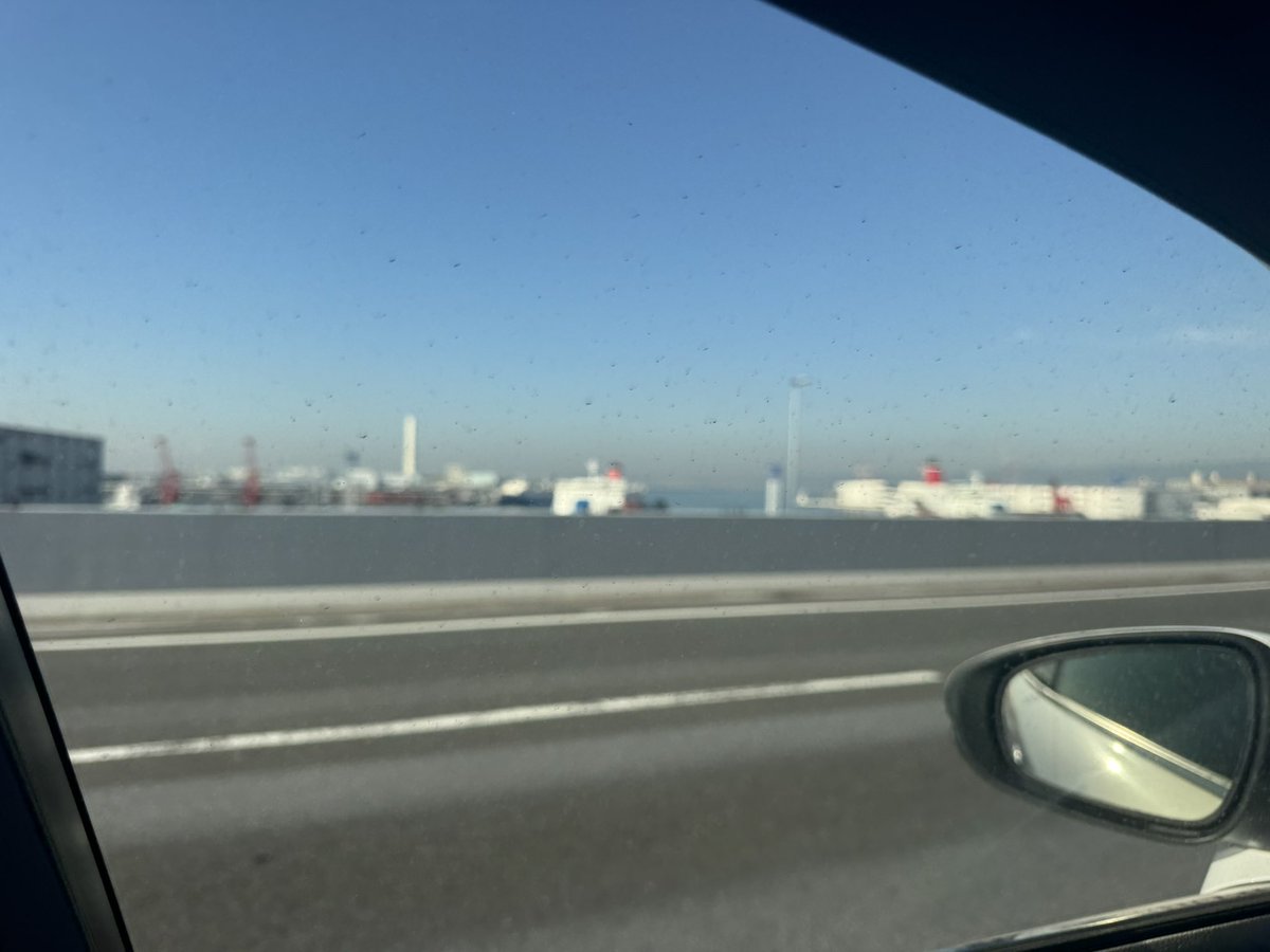 orange_ferry_'s tweet photo. 南港におれんじえひめが居ない。。
（鬼のピンぼけすみません）

どうやら両船ともそれぞれ大阪、東予に向けて航行中の様子。🚢

ドックダイヤに似た時間帯ですが、通常運行との事でドックなどの情報は無し。

何かトラブルでしょうか？？ https://t.co/r4svL1RTXC