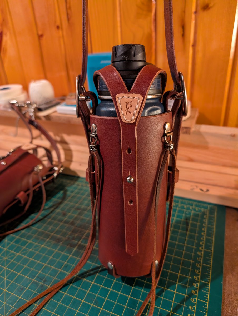 BarnLarn's tweet image. I don't usually post my leatherworking, but I like how these bottle holders turned out! I made them for the ranch owners where my horse lives. They're meant to clip to the saddle so you can carry water with you on longer trail rides.
