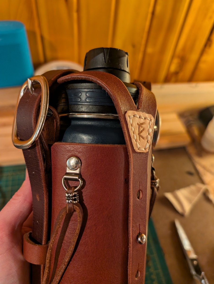 BarnLarn's tweet image. I don't usually post my leatherworking, but I like how these bottle holders turned out! I made them for the ranch owners where my horse lives. They're meant to clip to the saddle so you can carry water with you on longer trail rides.