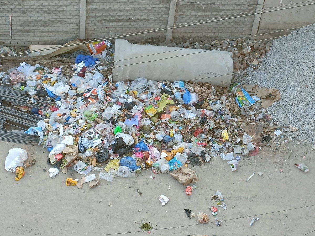 AC13208367's tweet photo. @GHMCOnline @CommissionrGHMC @revanth_anumula  The garbage dumped on main road and infront of apartment. There has been no lifting for the last 3 days. Request you to take proper action. Location: Near J S Reddy Swimming pool, In front of Vaishnavi Apartment, Champapet, Saidabad https://t.co/PYgFucgtDJ