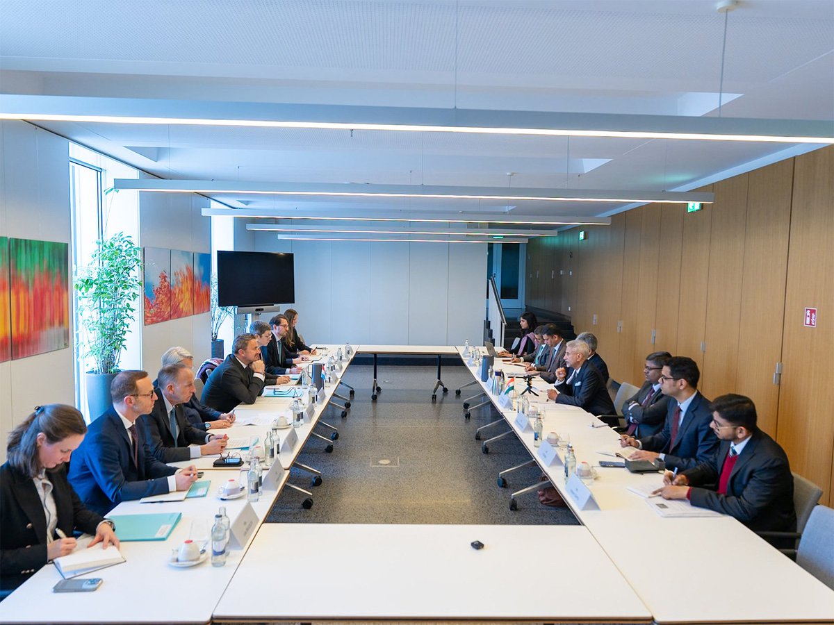 thestatevi26526's tweet photo. "Really see Luxembourg as a very important partner...": EAM Jaishankar on meeting Deputy PM Xavier Bettel
#EAMJaishankar #LuxembourgDeputyPM #XavierBettel #Luxembourg https://t.co/Zoz4EakCJa