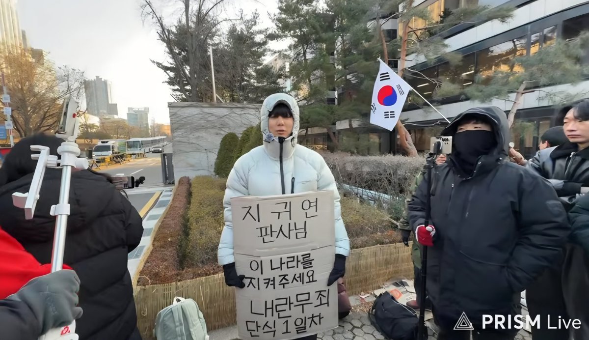 자유대학 박준영 대표!! 단식 시작!
"말리시는 분들도 많은데 이미
마음을 굳게 먹었기 때문에 몸이 
허락하는 한 최대한 진행하려 한다.

계속해서 좀 더 대통령 재판에 관심을
가져주셨으면 좋겠다고 시작했다.
말리기보다 응원해주시면 좋겠다"

이 추위에 많은 고민 속에 힘든 결단
이었을 겁니다.