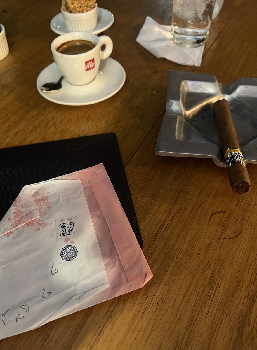 bronzeagemantis's tweet image. My kobo e reader ….TRANSFIGURED. This is a Japans symbol like the Ukrainian wheel of peace. It means different things to different people