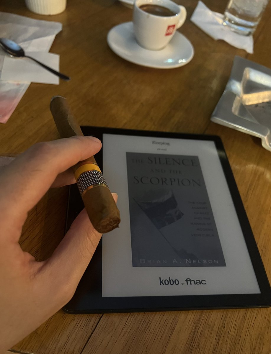 bronzeagemantis's tweet image. My kobo e reader ….TRANSFIGURED. This is a Japans symbol like the Ukrainian wheel of peace. It means different things to different people