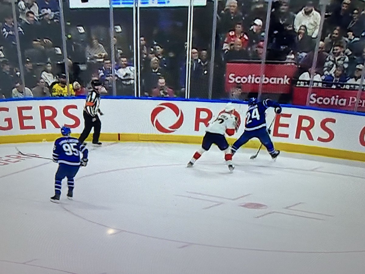 SamAMcKee's tweet image. To be fair to the official he didn’t have a great look at the Laughton hit