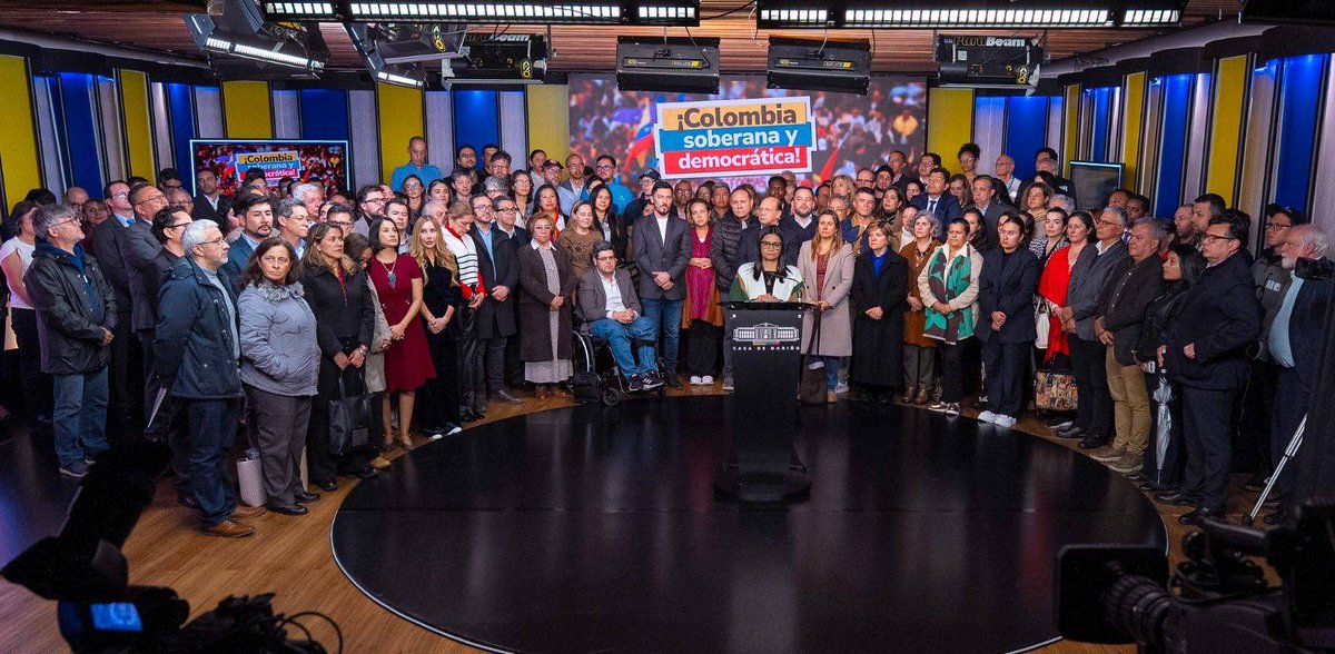 petrogustavo's tweet image. Todo la cúpula del gobierno se reúne para mostrar su unidad en defensa del presidente y del principio sagrado de la soberanía nacional.

Para el que dice que las autoridades van por un lado y yo voy por otro. En política antinarcóticos hay unidad férrea.

Mañana los espero a las…