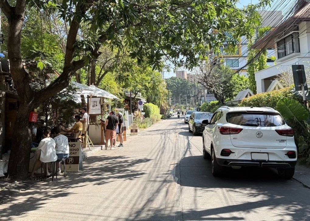 TifFaNy_9member's tweet image. หลังจากดราม่า ร้านเช้าเช้าเชียงใหม่ เมื่อไม่นานมานี้ ตอนนี้ร้านแก้ปัญหาแล้วนะ

อันนี้ แก้แล้วจริงๆนะ ร้านถ่ายลงเองเลย ตั้งป้ายบอกห้ามจอดฝั่งห้ามจอด ลูกค้าเลยไปจอดฝั่งตรงข้ามแทน

#โหนกระแส