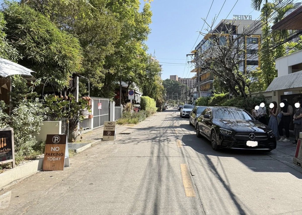 TifFaNy_9member's tweet image. หลังจากดราม่า ร้านเช้าเช้าเชียงใหม่ เมื่อไม่นานมานี้ ตอนนี้ร้านแก้ปัญหาแล้วนะ

อันนี้ แก้แล้วจริงๆนะ ร้านถ่ายลงเองเลย ตั้งป้ายบอกห้ามจอดฝั่งห้ามจอด ลูกค้าเลยไปจอดฝั่งตรงข้ามแทน

#โหนกระแส