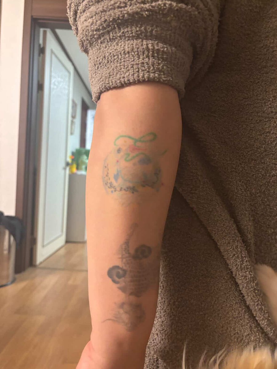 noyatattooz's tweet photo. 밝은 라인을 피해다니며 어두운 채색을 하는 작업은 생각보다 오래 걸립니다. 모든 타격이 제자리에 있어야 할 라인이며 또한 패킹입니다. 집중을 놓을 수가 없어요. 

왼쪽 중상단의 왜곡은 뼈와 근육의 굴곡으로 인해 그렇게 ‘보여지는’ 것일뿐, 아주 완만하고 예쁜 곡면입니다. https://t.co/1RmEMJngZh