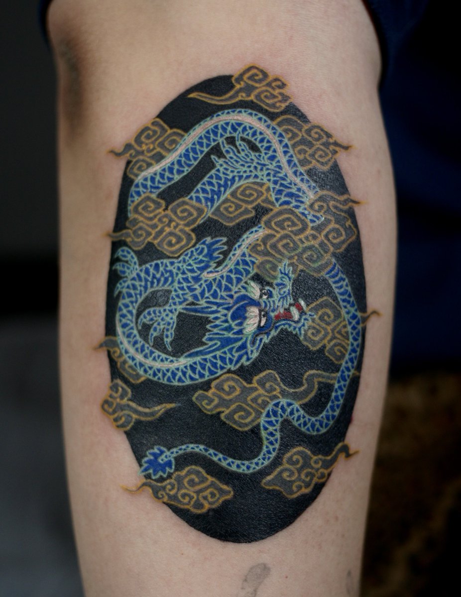 noyatattooz's tweet photo. 밝은 라인을 피해다니며 어두운 채색을 하는 작업은 생각보다 오래 걸립니다. 모든 타격이 제자리에 있어야 할 라인이며 또한 패킹입니다. 집중을 놓을 수가 없어요. 

왼쪽 중상단의 왜곡은 뼈와 근육의 굴곡으로 인해 그렇게 ‘보여지는’ 것일뿐, 아주 완만하고 예쁜 곡면입니다. https://t.co/1RmEMJngZh