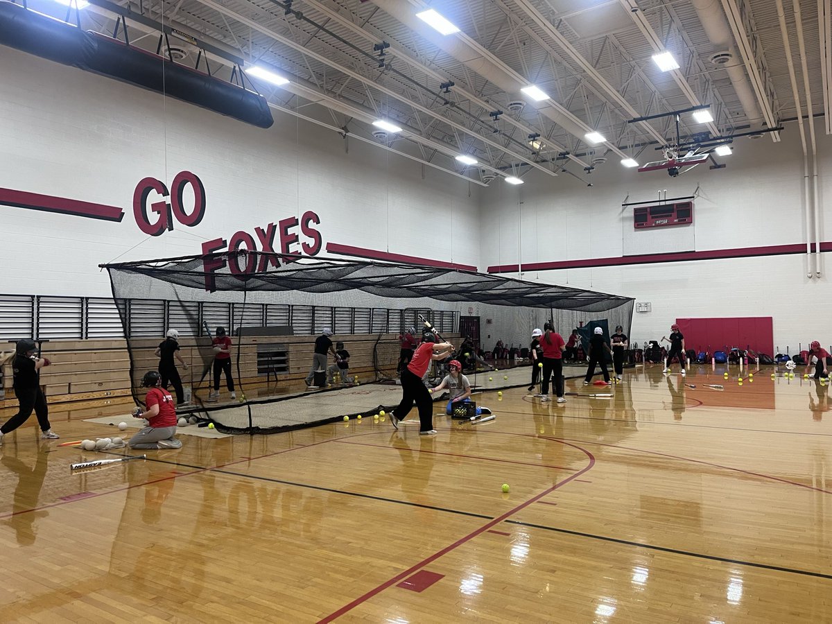 _YHSsoftball's tweet photo. Great first day of open gym at 5:30am this morning and pushed through a challenging workout after school. All in the name of progress! 🦊 🥎 https://t.co/E2IckikiNo