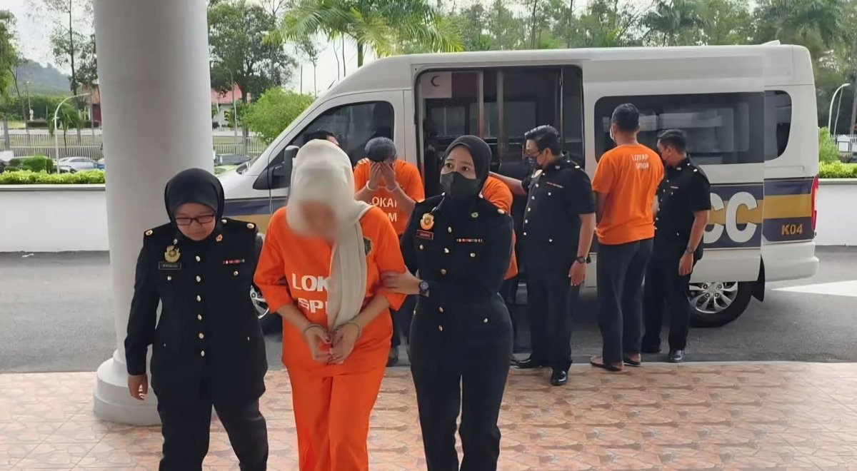 HARAPKAN PEGAR, PEGAR MAKAN PADI!!!

PEGAWAI KANAN IMIGRESEN BERSAMA ISTERI KUTIP RASUAH SETIAP BULAN RM20,000 UNTUK LINDUNGI PATI.

2 daripada 3 pegawai penguat kuasa terbabit dipercayai menerima wang suapan bernilai RM20,000 setiap bulan daripada beberapa majikan di sekitar