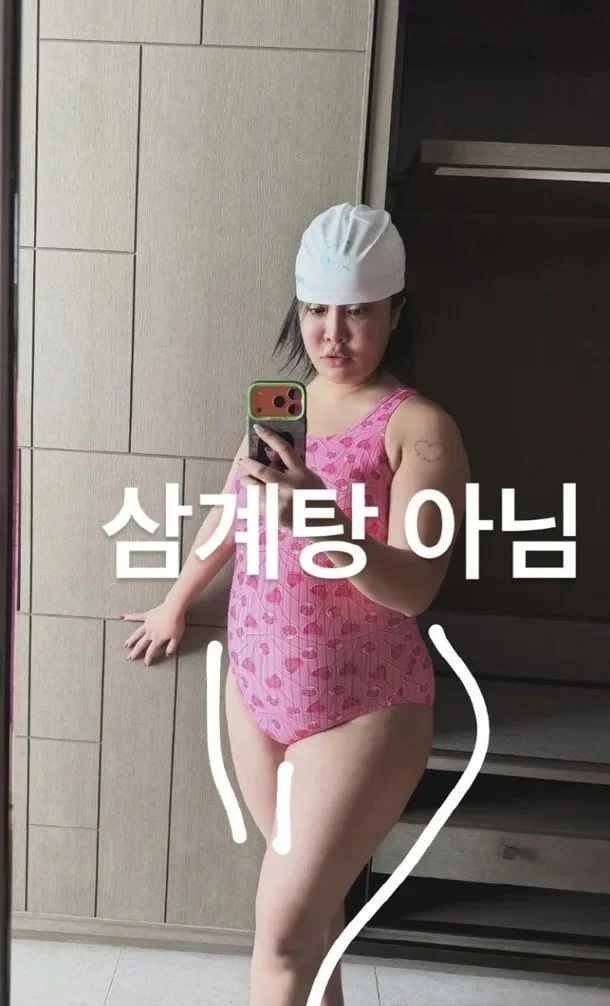 imbcenews's tweet photo. 73kg 랄랄 과감한 수영복 셀카로 웃음+화제 한 몸에 "임신 안 했습니다" [소셜in] 
#랄랄 #RALRAL #73kg #수영복셀카 #임신안함 #SNS #iMBC연예 

공개된 사진 속 랄랄은 야외 수영장과 옥상 인피니티풀을 배경으로 핑크 컬러 원피스 수영복을 입고 포즈를 취하고 있다. 

손을 배 위에 올린 채 코믹한 표정을 짓거나, 몸을 살짝 틀어 라인을 강조하는 모습으로 특유의 B급 유머를 더했다.

사진에는 "삼계탕 아님", "여보 너무 보고 싶어요… 맞아요 거짓말이에요" 등 직접 덧붙인 문구도 함께 담겼다. 

특히 배가 나온 모습이 눈길을 끌면서 일부 누리꾼들 사이에서 임신 여부를 묻는 반응이 이어지자, 랄랄은 스토리를 통해 "임신 안 했습니다. DM 그만 보내세요"라고 밝혀 웃음을 자아냈다.

🔗https://t.co/lMV86ePqYn