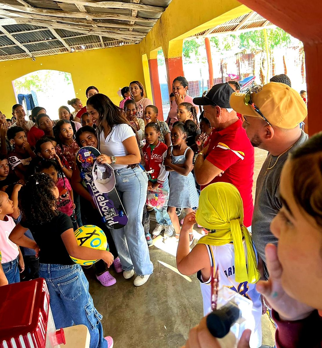 ¡La magia de los Reyes llegó a El Manantial, Villa Vásquez! 👑✨

Hoy transformamos fe y unión en sonrisas. 

Gracias a Dios y a cada corazón solidario que hizo posible esta jornada llena de esperanza. 

#DaquelinCastro #VillaVasquez #DíadeReyes #Solidaridad