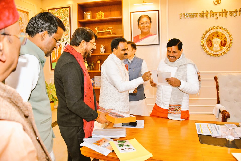AJAYAWASTHI108's tweet photo. आज मध्य प्रदेश के मंत्री श्री लखन पटेल जी के साथ, माननीय मुख्यमंत्री श्री @CMMadhyaPradesh जी से भोपाल स्थित आवास पर शिष्टाचार भेंट हुई। उन्हें 22–23 जनवरी 2026 को पंचज्योति शक्तितीर्थ सिद्धाश्रम में आयोजित 133वें शक्ति चेतना जनजागरण योग साधना शिविर में सादर आमंत्रित किया। वहाँ उपस्थित अन्य आदरणीय मंत्रियों से भी भेंट हुआ! 

#योगसाधना #शक्ति_चेतना #जनजागरण #मध्यप्रदेश #भोपाल