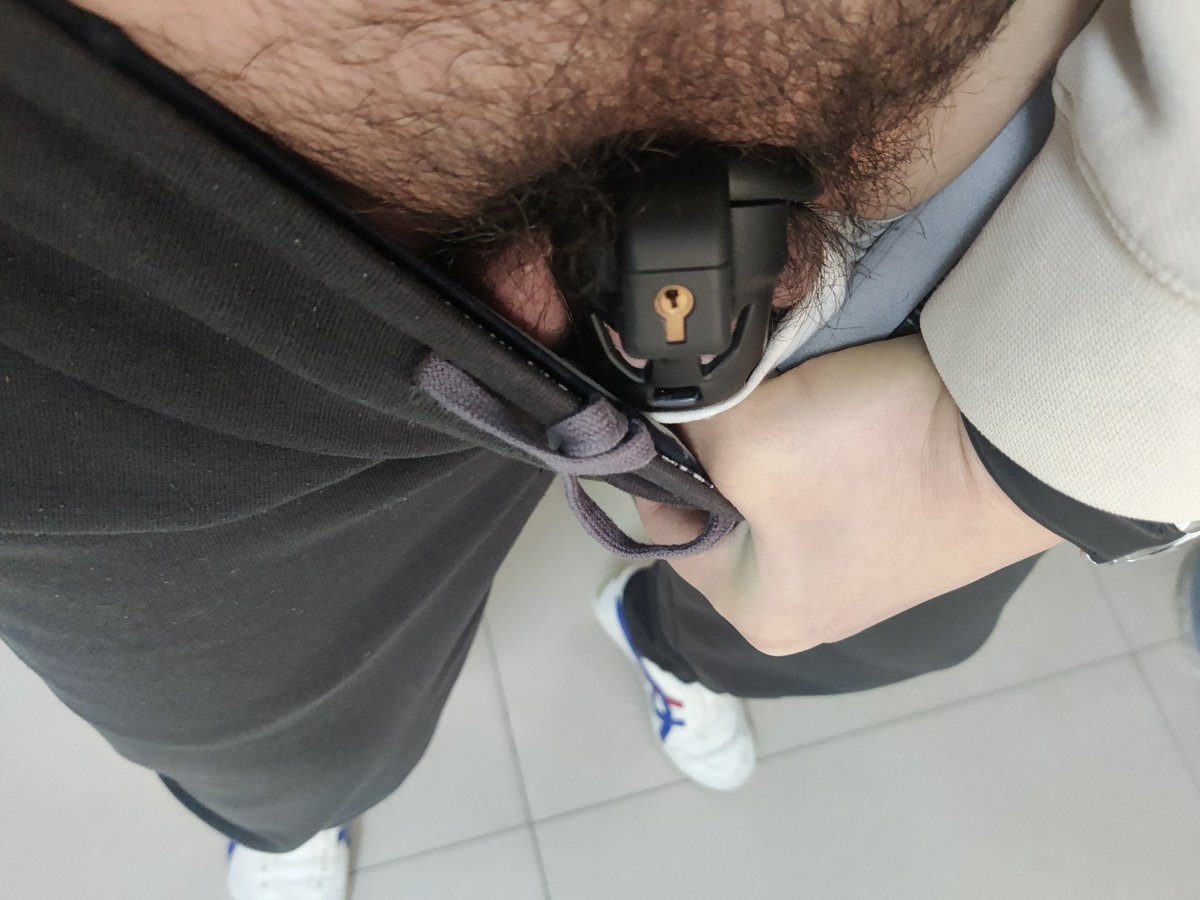 babaviplaile2's tweet photo. 上班的时候心惊胆战的录了一下，隔壁财务还在交谈工作，门也开着，随时都会出来人，第一次这样拍也是最后一次了，现在心跳的还不 停 https://t.co/QkHsPWJcHj