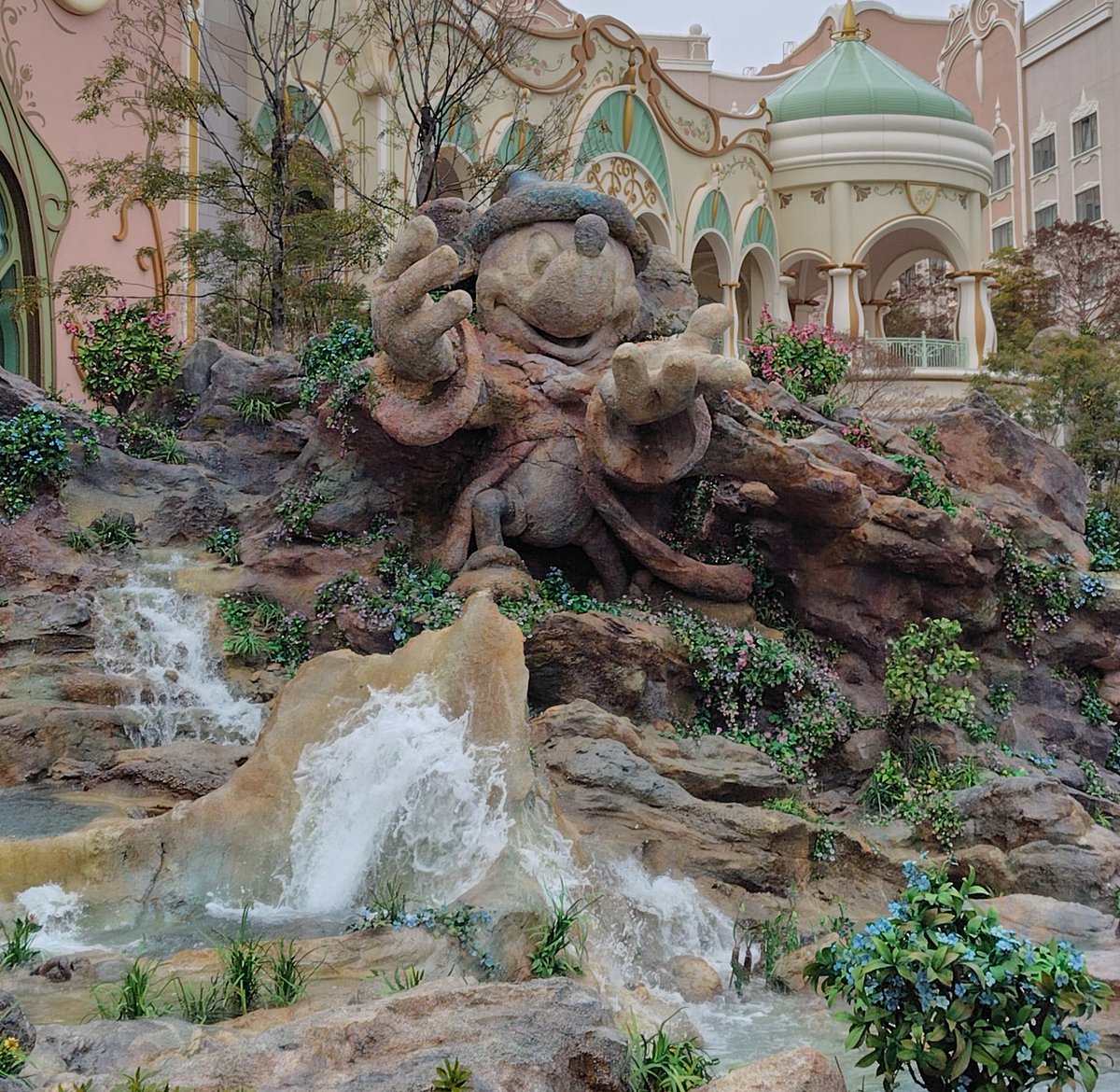 pasocongo's tweet image. ディズニー産の赤ダダリンゲットです〜
٩(๑´0`๑)۶💕やたーっ
めっちゃ寒いけどめいっぱい楽しんできます🎶　＃ポケモンGO　＃ディズニーシー